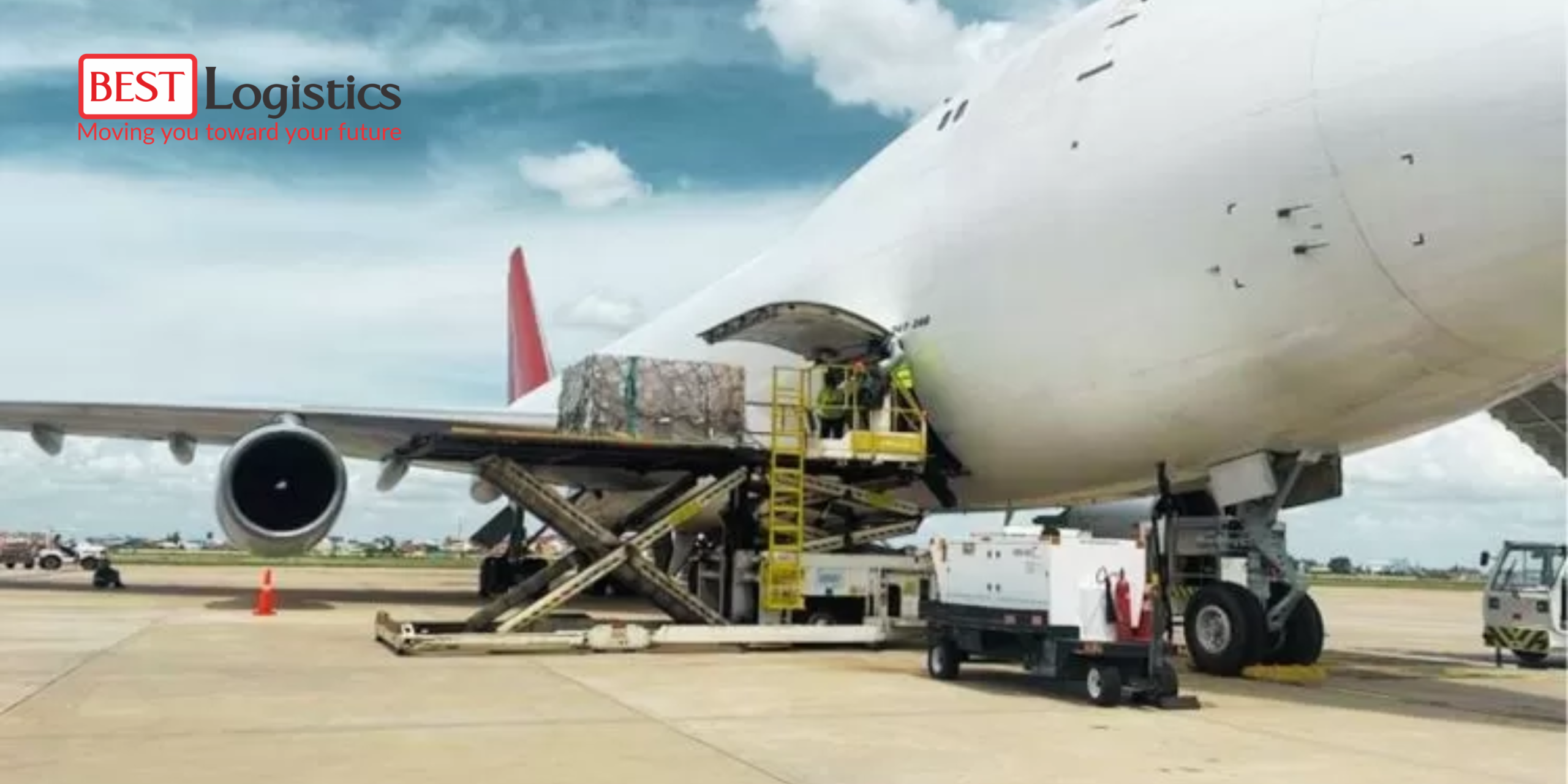 Hàng hóa được đưa lên máy bay Boeing 747 tại Bangkok, Thái Lan