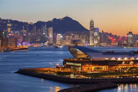 Victoria Harbour – Cảng nổi tiếng với ánh đèn đêm.