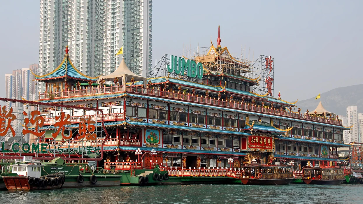 Jumbo Floating Restaurant: Trải Nghiệm Ẩm Thực Hoàng Gia Trên Nhà Hàng Nổi Tại Vịnh Aberdeen