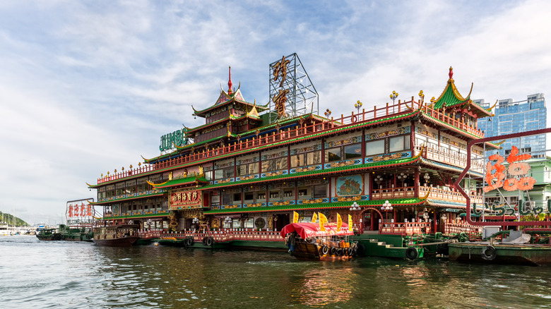 Jumbo Floating Restaurant: Trải Nghiệm Ẩm Thực Hoàng Gia Trên Nhà Hàng Nổi Tại Vịnh Aberdeen