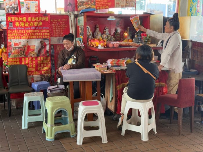 Những "Bà lão đánh tiểu nhân" dưới chân cầu vượt Causeway Bay