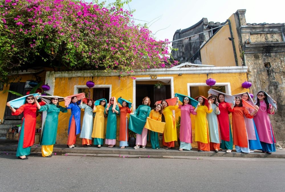 Gửi áo dài truyền thống Việt Nam sang Hồng Kông: Hướng dẫn chi tiết, an toàn và tiết kiệm