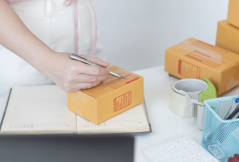 Gửi áo dài truyền thống Việt Nam sang Hồng Kông: Hướng dẫn chi tiết, an toàn và tiết kiệm